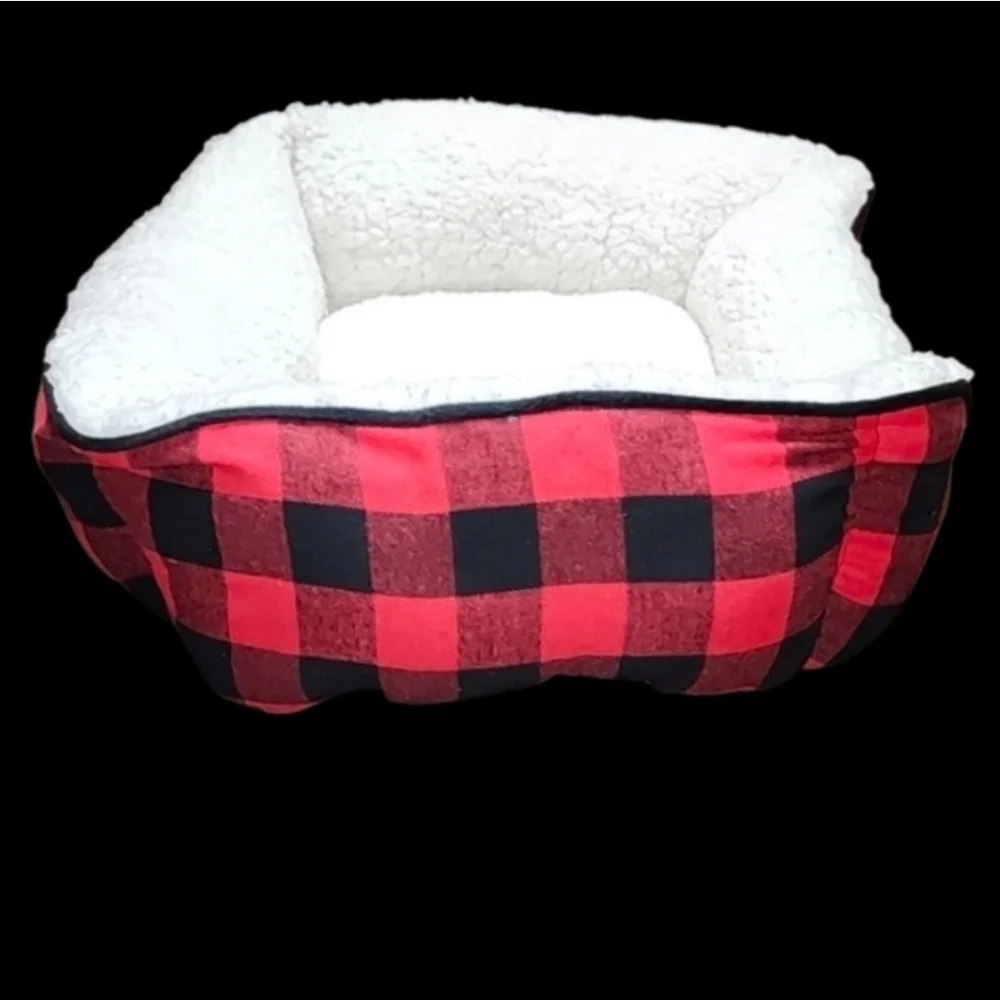 Red & Black Plaid Pet Cat Dog Bed with Cream Colored Sherpa Interior NWOT
